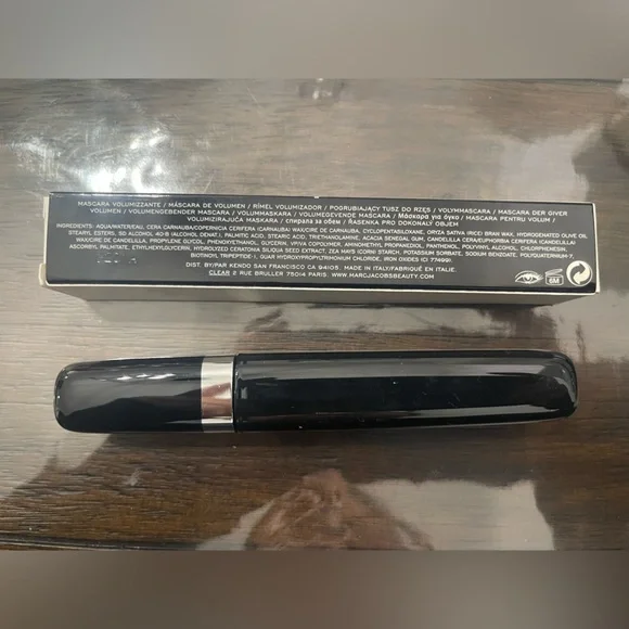 Marc Jacob Omega Lash Volumizing Blacque mascara - Picture 3 of 4